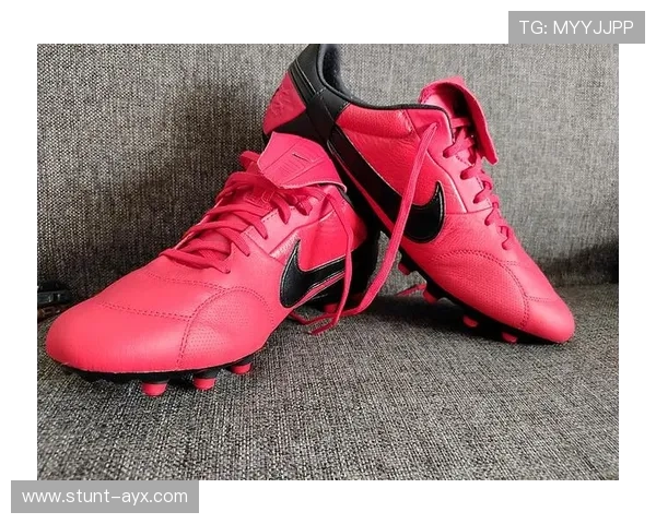 粉红色耐克足球鞋助力球星展现卓越球技引领时尚潮流
