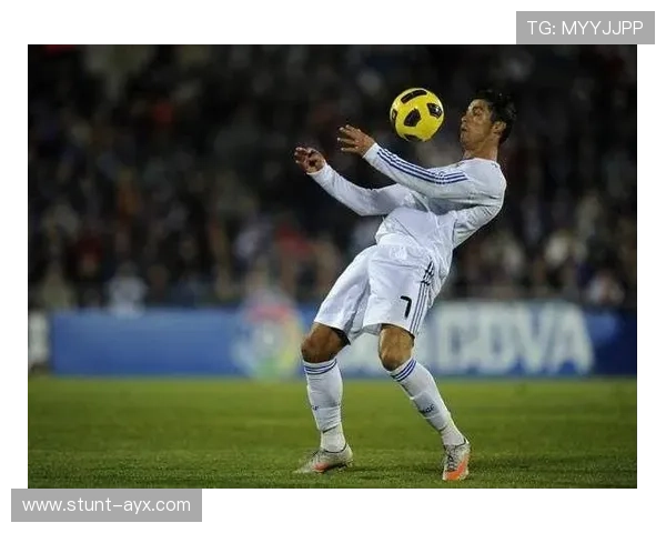 足球场球星停球技巧解析与规则图解详解